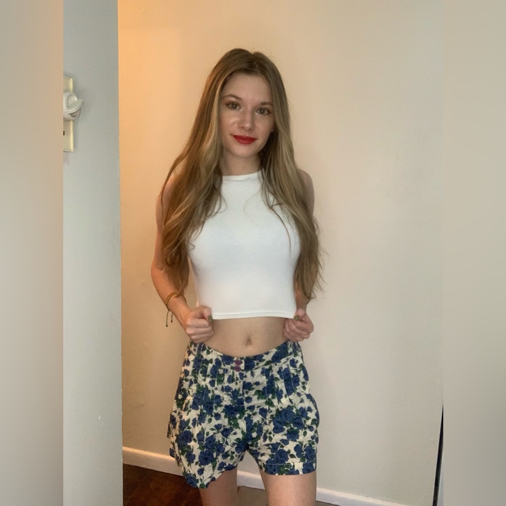 🔴 Adorable blue and white floral shorts